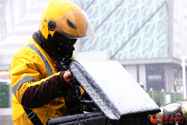 2020年第一場雪巧遇“小寒” 蘭州人請收下?。ńM圖）