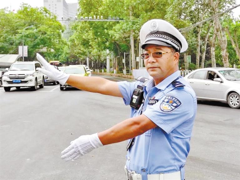 蘭州城關(guān)區(qū)交警大隊一線老交警馬驍：俯首甘為“老黃?！?>
        </a><em>蘭州城關(guān)區(qū)交警大隊一線老交警馬驍：俯首甘為“老黃?！?/em></li>
    <li><a  target=