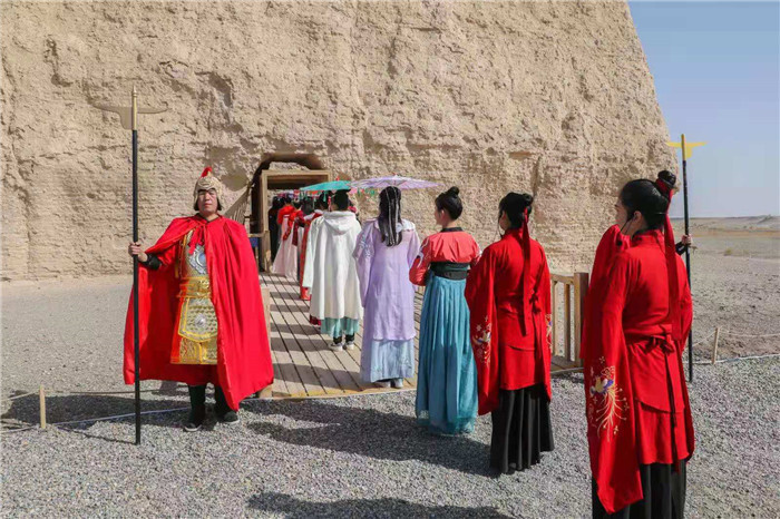 酒泉敦煌市：玉門關(guān)前漢服秀 穿越千年迎“三八”