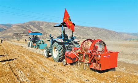 定西市隴西縣17個鄉(xiāng)鎮(zhèn)的農機合作社、農機手參加了農機技能比賽和培訓