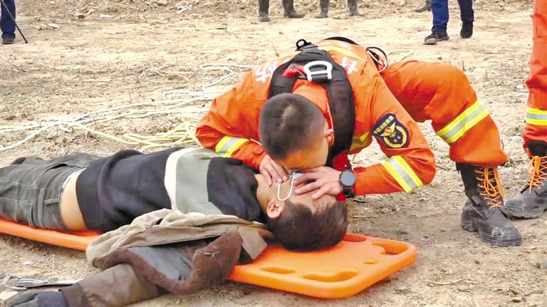 天水：消防員人工呼吸救回中毒農(nóng)民工 我們?yōu)槟泓c贊！