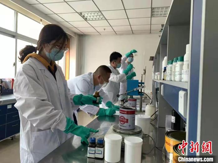 圖為肖菲(前一)帶領(lǐng)團(tuán)隊(duì)研發(fā)水性涂料。(資料圖) 受訪者供圖