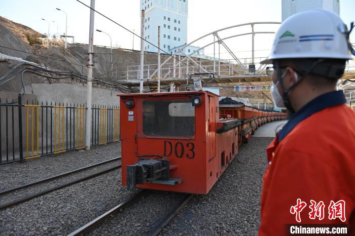 圖為工作人員正在觀察車輛運(yùn)行情況。　李亞龍 攝