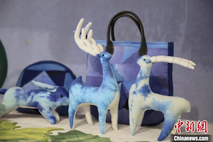 圖為許靜的非遺文創(chuàng)作品。(資料圖) 甘肅省非遺保護(hù)中心供圖