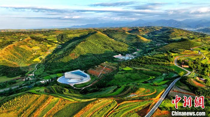 航拍視角下的樺林古動(dòng)物化石埋藏原址館。該館位于臨夏州和政縣。(資料圖) 和政宣傳部供圖