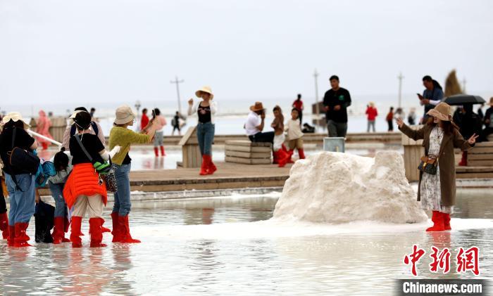 圖為游客在茶卡鹽湖拍照?！⊙Φ?攝