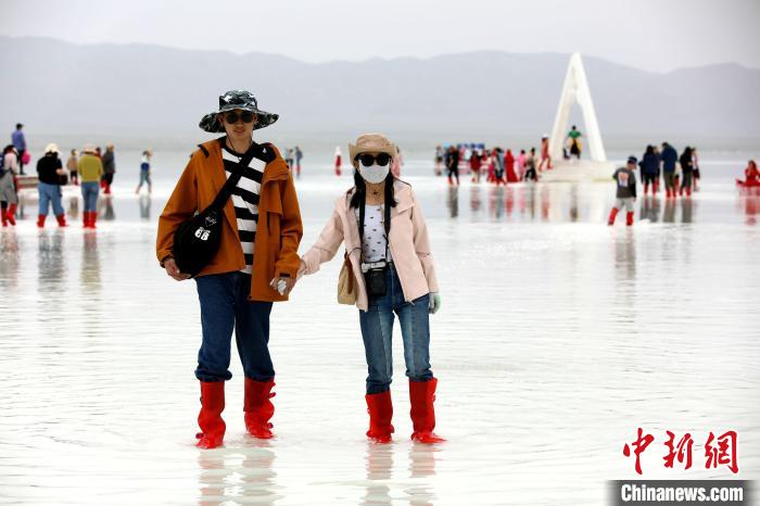 圖為游客在茶卡鹽湖之中?！⊙Φ?攝