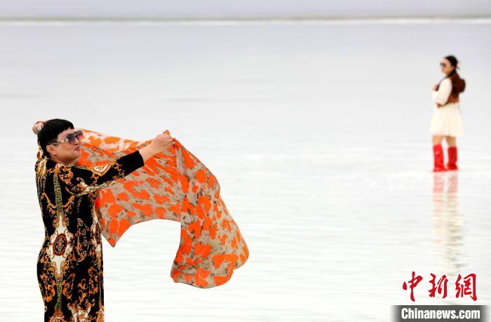 圖為游客在茶卡鹽湖拍照。　薛蒂 攝