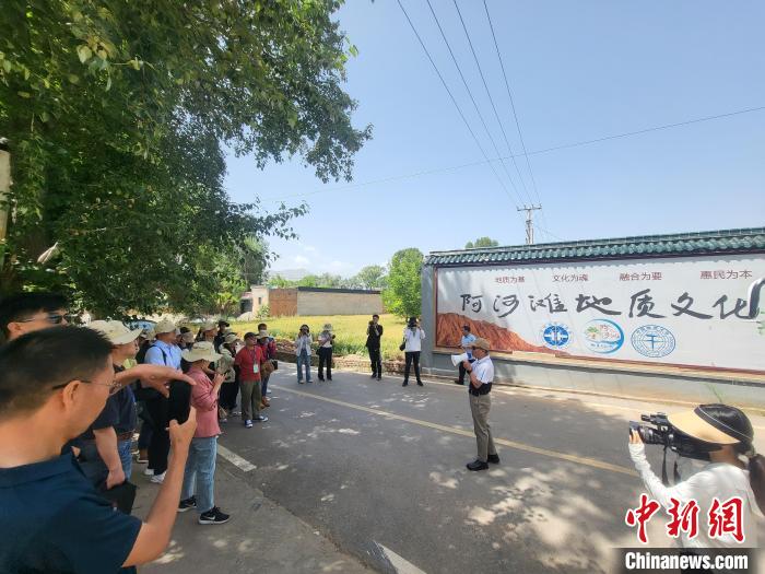 圖為中國地質大學(北京)教授張緒教介紹村落情況?！『衍?攝