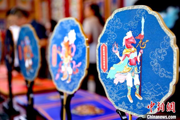圖為唐卡延伸產(chǎn)品?！⊙Φ?攝