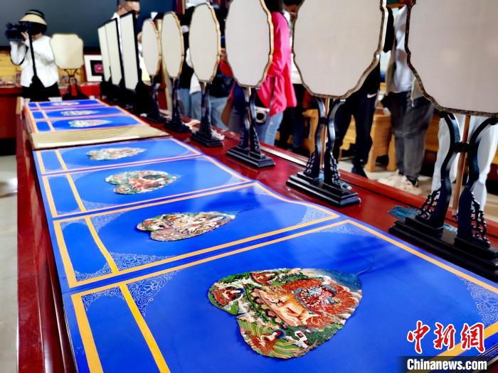 圖為唐卡延伸產(chǎn)品?！?zhí)砀?攝