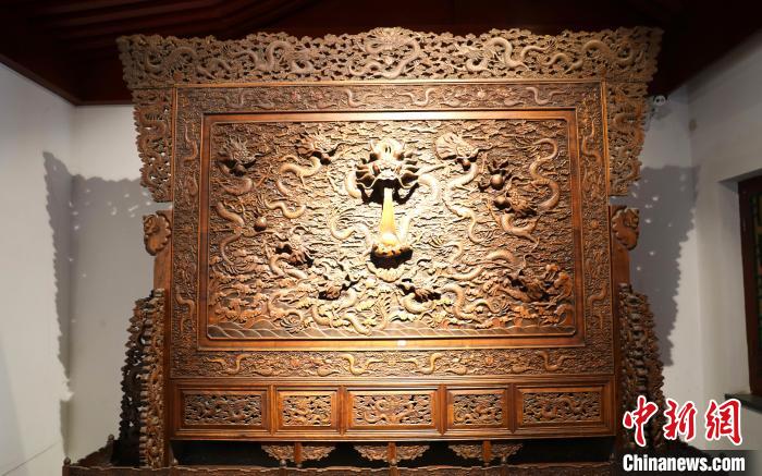 圖為青海永錄民俗博物館內(nèi)珍藏的中式家具?！⊙Φ?攝