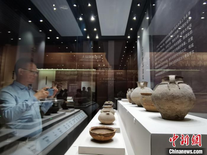 圖為河湟文化博物館展陳的陶器?！?zhí)砀?攝