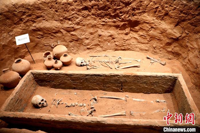 圖為河湟文化博物館復(fù)制展陳的墓葬及其彩陶陪葬品。　薛蒂 攝