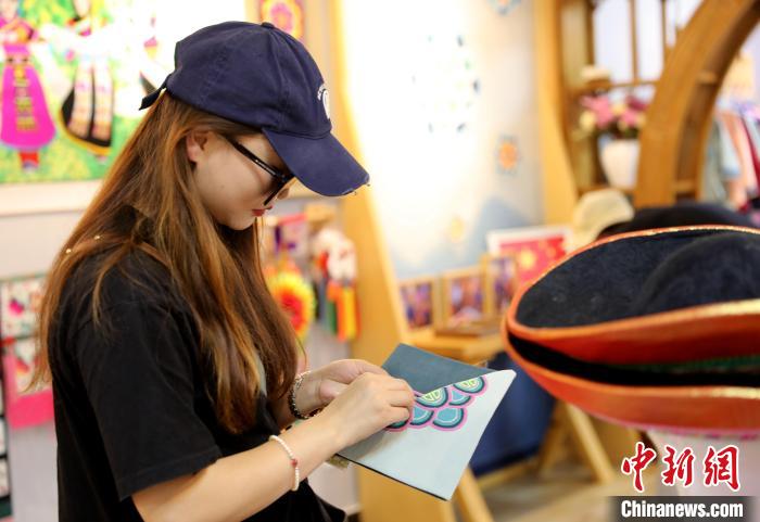 圖為民眾體驗(yàn)國(guó)家級(jí)非遺項(xiàng)目盤(pán)繡技藝。　薛蒂 攝