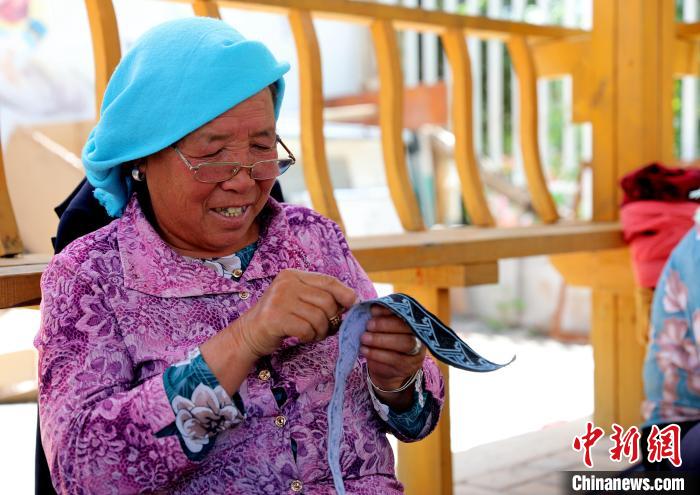 圖為繡娘在土族盤(pán)繡園內(nèi)制作盤(pán)繡?！⊙Φ?攝