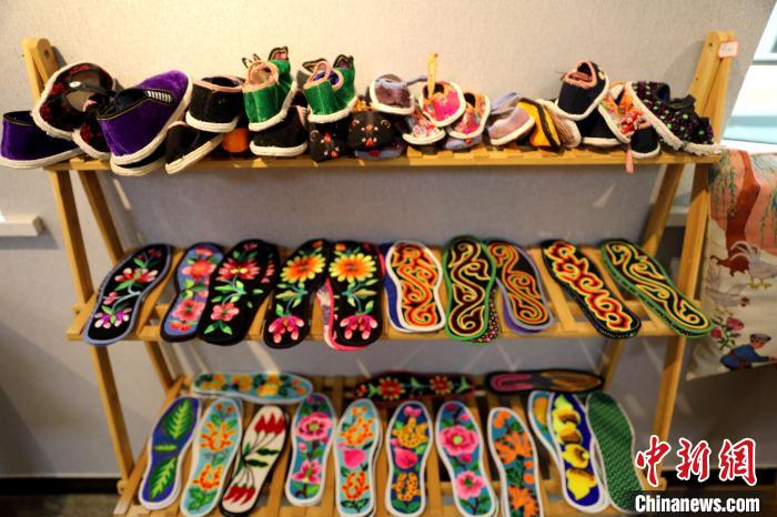 圖為盤(pán)繡作品?！⊙Φ?攝