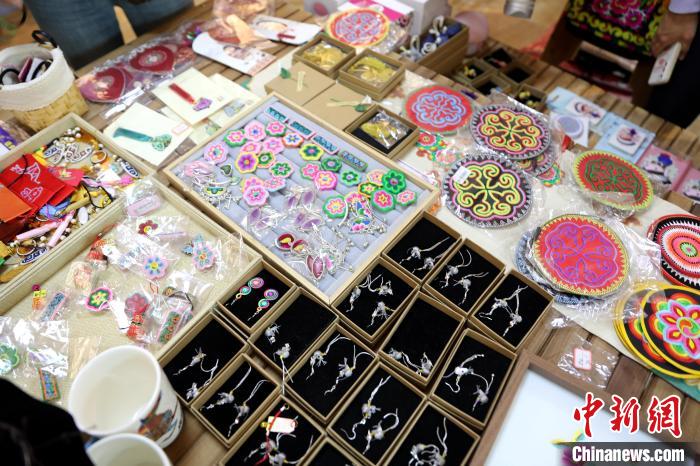 圖為盤(pán)繡作品?！⊙Φ?攝