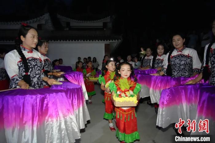 甘肅省西和縣姜席鎮(zhèn)晚霞湖畔，當(dāng)?shù)孛耖g舉行盛大的乞巧儀式。魏朵朵 攝