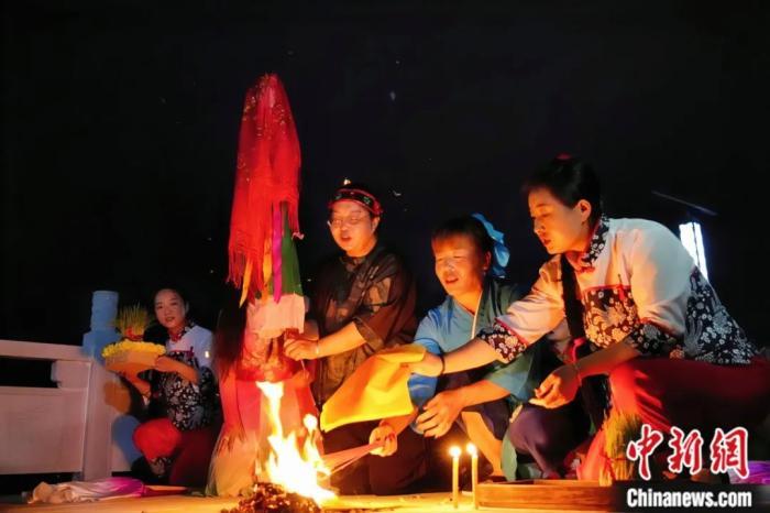 持續(xù)七天八夜的乞巧節(jié)正在西漢水上游的甘肅省西和縣進(jìn)行。西和縣姜席鎮(zhèn)晚霞湖畔，民眾“巧頭”點蠟、炷香、焚裱紙、跪拜，準(zhǔn)備將“巧娘娘”請進(jìn)院。魏朵朵 攝