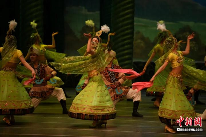 2024年2月23日晚，中國(guó)經(jīng)典舞劇《絲路花雨》在甘肅蘭州演出恭賀新春。李亞龍 攝