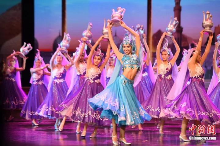 《絲路花雨》外國(guó)演員在波斯酒舞中領(lǐng)舞。楊艷敏 攝
