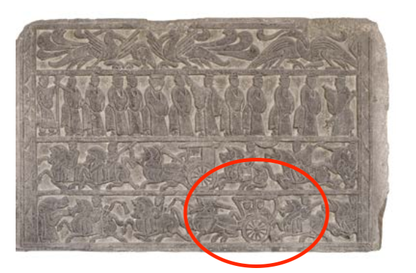 △漢代迎賓、車馬出行畫像石，現(xiàn)藏于臨沂市博物館。畫像石的第四層中有軺車出現(xiàn)。