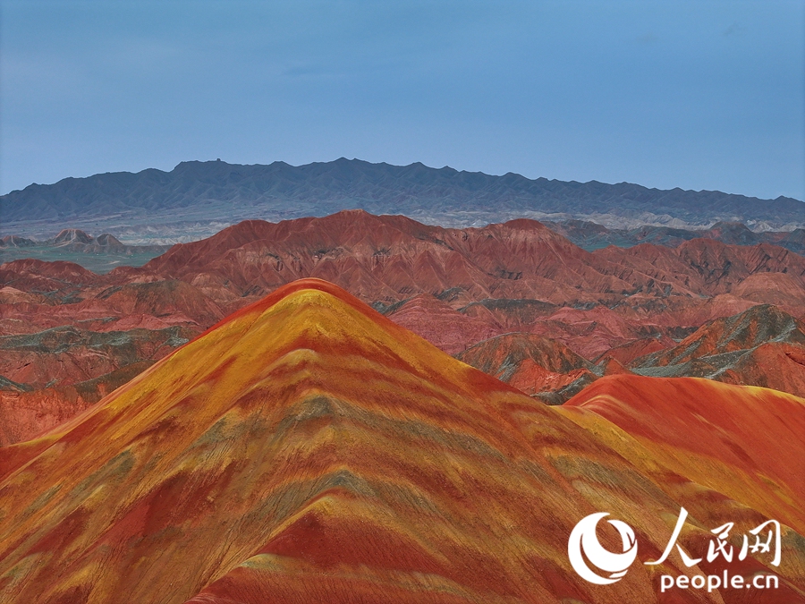 雨后的七彩丹霞，顏色格外艷麗。人民網(wǎng)記者 李根攝