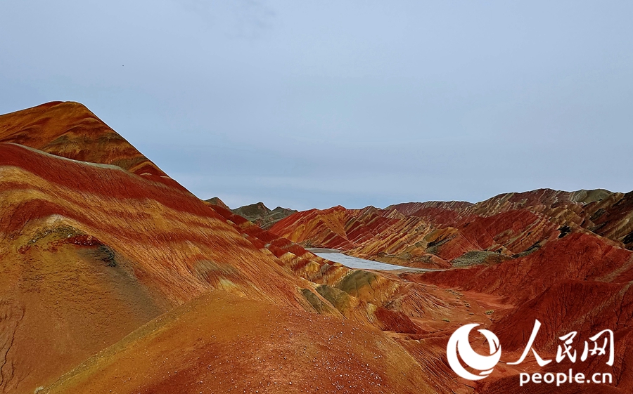 雨后的七彩丹霞，顏色格外艷麗。人民網(wǎng)記者 徐冬兒攝
