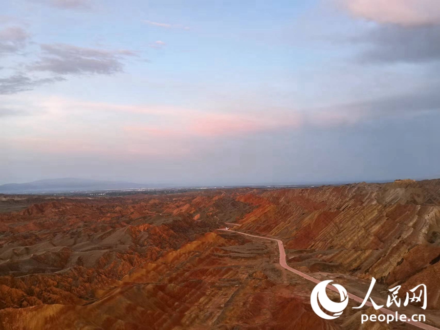 日落時(shí)分，余暉與丹霞交相輝映。人民網(wǎng)記者 唐嘉藝攝
