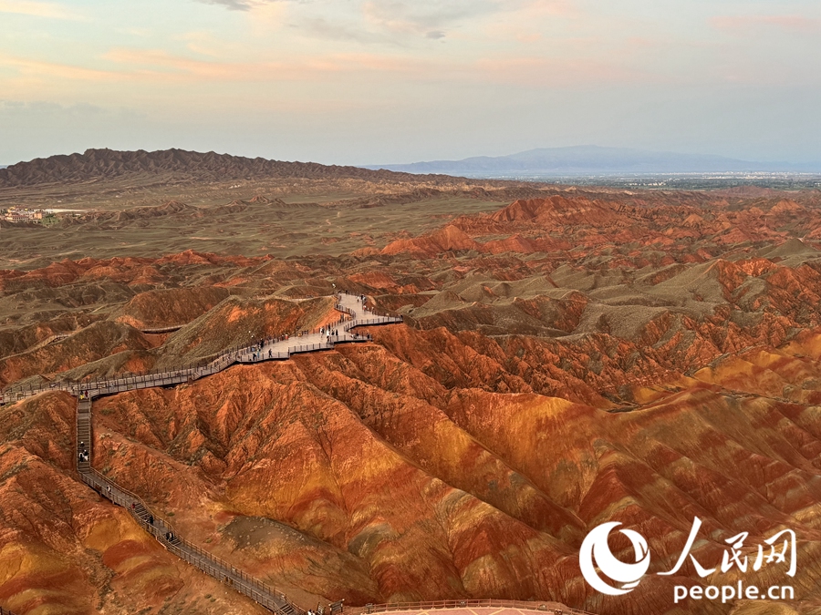 日落時(shí)分，余暉與丹霞交相輝映。人民網(wǎng)記者 徐冬兒攝