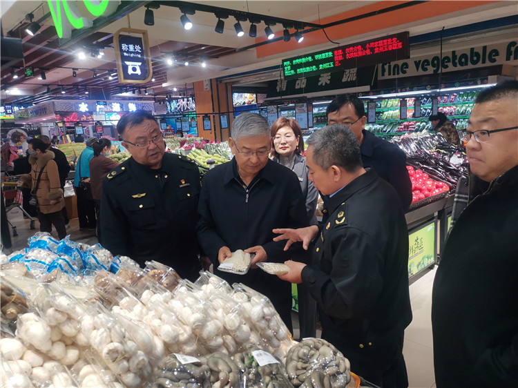 圖為市委常委、市紀(jì)委書(shū)記、市監(jiān)委主任張學(xué)勇調(diào)研食品安全責(zé)任包保企業(yè)西部天地商貿(mào)有限責(zé)任公司.jpg