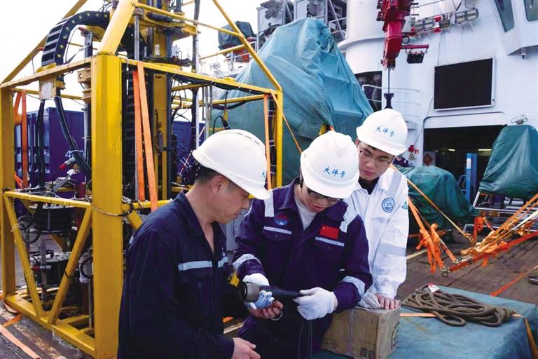 燈火映團圓 奮斗寫擔當